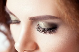 Seven makeup tips everyone wearing contact lenses should know