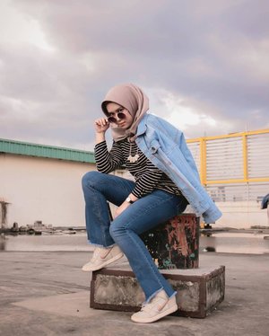 Being happy doesn't mean everything's perfect.It means you've decided to look beyond the imperfections. .Denim jacket : @berrybenkaChanel platinum silk scarf : @mahan.idAyana white necklace : @tanganmanisJeans : @pullandbear .Captured by : @ardiihermawan Thankyouuuu kaaak! @duahijabtrans7 #HOOTD #HOOTDDuaHijabTrans7 #DuaHijabTrans7 #HOOTDDuaHijab #duahijab #HOTDDuaHijabTrans7#ootd #clozetteid#mahaninstyle
