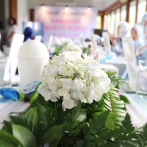 Last monday, at Ramadhan Beauty Soiree with @laneigeid and @scarf_magz 
still can't move on from the blue and white decor. 
#ClozetteID #partydecor #ScarfMagzXLaneige #laneigeid #white #flower #potd #blue #mommyblogger #bloggerlife