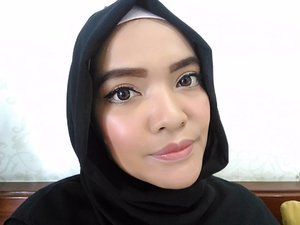 My today make up is to try my new liquid liner from maybelline and trying a dewy look with highlight for a healthy glowing skin, yet my nose still look big 😂

Here they are my today makeup weapons 👇

@benefitindonesia the Porefessional Face Primer
@revlonid Color stay foundation and concealer Natural Beige
@bourjois_id Silk edition compact powder
@sephoraidn  microsmooth baked sculpting trio, for my blush on and highlight
@maybelline hyper matte liquid liner
@sephoraidn outrageous curl volumizing mascara
@thebrowgal pencil no. 01, for my brow, and highlighter pencil no.2 for my water highlight
And a pink lips by @shiseidoid perfect rouge RD 142

#sephoraIDNBeautyInfluencer #ClozetteID #makeup #makeupjunkiee #beautyjunkiee #instamakeup #instadaily #highlights #thebrowgal #benefit #porefessional #dewylook #tips #bloggerlife #hijab