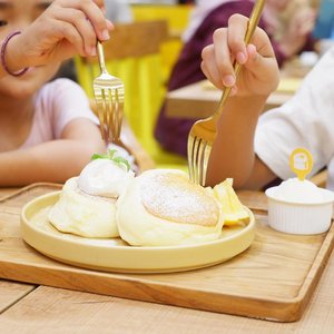 Malem- malem ngidam super fluffy Japanese pancake ini 🙈#kodekeras @ben_yitzhak .#aairafahima aja suka banget nambah2. Tapi sukanya yang original aja sih, ga kebayang yang rasa boba nya. Enak ga sih?? .Kesini lagi yuk @ben_yitzhak @aksabrinaya .#ClozetteID #throwbackthursday #tbt #pancake #panandco #foodporn