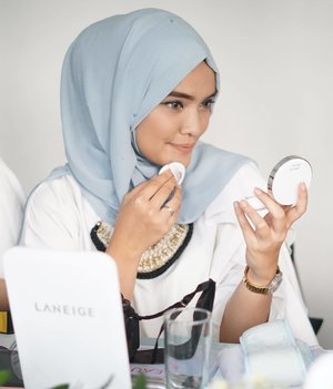 With the most famous Laneige BB Cushion, been using this since forever. It control sebum, medium coverage without blocking the pores.

Love it~

Thank you for having me. @scarf_magz and @laneigeid 
#ScarfMagzXLaneige #sparklingbeauty #scarfbeauty .
.
.
.
.
#ClozetteID #laneige #laneigebbcushion #beautyjunkiee #beautyblogger #makeupjunkiee #event #bloggerlife