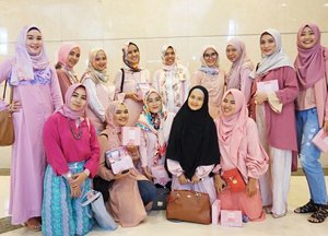 #Throwback keseruan PIXY Asian Beauty Trip 2017, bareng2 teman2 dari @ihblogger
.
buat yg penasaran sm serunya, udh up di blog ku yaaa. (link active on my bio)
.
#IHBlogger #indonesianhijabblogger #pink #PixyAsianBeautyTrip #ClozetteID #hijab #event #mommyblogger
