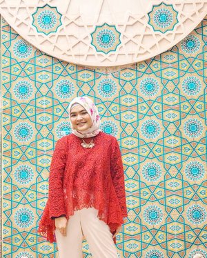 Kalau ketemu dinding begini, bawaannya mau foto dan difotoin ye gak? 📷: @5andranova .#ClozetteID #ootd #hotd #hijab #red #ladyinred