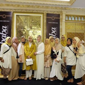 together with my fellow hijab bloggers, at syukuran @ebaba_id last weeks.

yuk kunjungi www.ebaba.co.id dan juga download aplikasinya sekarang juga ya.

#syukuranebaba #EBABAXHijabBlogger #bloggerslife #mommyblogger #ClozetteID #hijabblogger #IHBlogger #hijab #event #apps