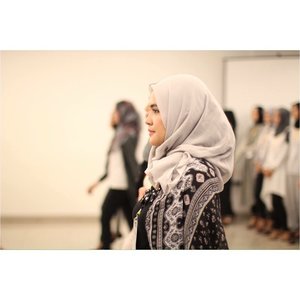 Just another #candid at the #zauraworkshopThank you for the #snap#candid #ClozetteID #hijab #hijabers #hijabfashion #style #fashion #ootd #catwalk #session