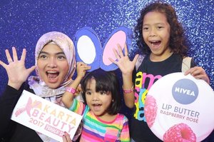 Yesterday me and my little girls were going to Jakarta X Beauty 2017, thank you @mizzucosmetics for the free ticket 💕💕💕 we are having so much fun!! @femaledailynetwork 
#ClozetteID #JakartaXBeauty2017 #mizzubanana #MIZZUAlterEgo #mommyblogger #lifestyle #AlikaCelina #parenting #lifestyleblogger #makeupjunkie #beautyjunkiee
