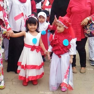 Hari ini celina ikut parade tujuh belasan di sekolah.
.
.
Pake baju merah putih sambil nyanyi "Hari Merdeka"
.
.

#ClozetteID #AlikaCelina #instakids #POTD #kids #anak #mommy 
#ClozetteID #AlikaCelina #indonesia #instakids #mommyblogger #mommyandme #parenting #indonesia #damniloveindonesia #proudmom