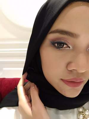 To get a fresh look, pink lips is a must, change the deep black eyeliner to fresh electric blue liner. #RamadhanFreshLook #COTW #ClozetteID