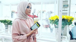 Cara sehat ku? Ganti "ngopi cantik" jadi "ngejuice cantik" bareng sahabat cewek. Udah saatnya trend hidup sehat bareng temen.Sehat bareng Cantik bareng. sambil baca artikel informatif soal kesehatan di #ProdiaMobileApp#HUT43PRODIA #like4like #photooftheday #flowers #hijab #ClozetteID #hijabersYuk ikutan hidup sehat @ade_novita @miradamayanti@ben_yitzhak
