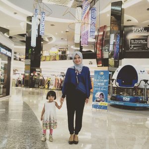 Hanging around FX with my little shopping partner.Celina sekarang sudah bs pilih baju dan sepatu sendiri. dan sudah bs pake sendiri #milestones #proudmom #hijab #momnkids #ootd #ClozetteID #hotd #COTW #electricblue