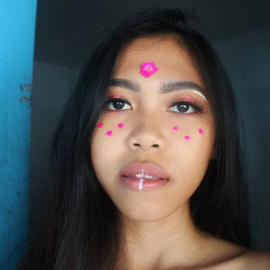 Everyone is going to music fest the vibe is strong!🎉🎉 So here I create a super simple festive makeup look using one and only @absolutenewyork_id Pure Metal Veil in shade Candied Rose and After Glow liquid highlighter💕💕
.
Swipe up for the details. I really love these products😻 Especially the liquid highlighter. I constantly mixing it with my fav body butter or face moisturizer to get the 'it glow' from within✨✨
.
Interested enough? You should, gurls! @absolutenewyork_id Pop Up Store Trans Studio Mall Bandung is waiting for you!💃💃 #absolutenewyorkid #makeupunited #clozetteid