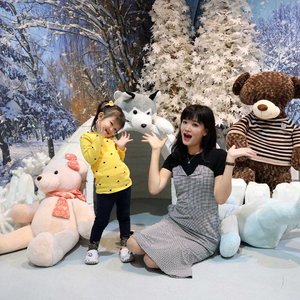 Walaupun belum winter, tapi berasa winter karena backgroundnya 😂😂#quotesoftheday "Keep smiling because life is a beautiful thing and there’s so much to smile about.”#ClozetteID #StarClozetter #momanddaughter #instatoday #instadaily #CharisCeleb