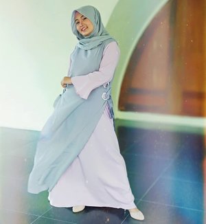 Hola sister☺️ aku lagi pakai Sabrina Dress dari @antiiqahijab ini tuh two tone dress muslim dengan detail lace up side, kombinasi warna pink dan abu-abu yang memberikan kesan 'kalem' 😊 Kerahnya berbentuk bulat dan nyaman saat digunakan, unlined, regular lift dan ada resleting belakangnya juga😍 Comfort banget deh dipakainya😍Kalau mau samaan dgn aku, yuk langsung cek instagrannya @antiiqahijab@clozetteid#ClozetteId  #AntiiqaXClozetteIDReview #Antiiqahijab #ClozetteIdReview #AyundaOOTD #AyundaReview #FashionBloggerMakassar #FashionBlogger #FashionVloggerMakassar #FaashionVlogger #MksBeautyGram #MakssarBeautyGram #IBB #IBV