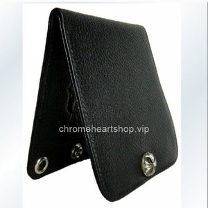 (Closed) 122mm approx Length:
· Width: (closed) 105mm about
· Color Material: goat skin / black
· Wallet: side one place
Card slot: five
Zipper coin area
With right-machi
Cross button
Dagger print nylon interior
Floral Grommet