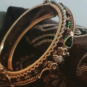 Gift from mom.. Pashmina & Jodha Akbar Bracelet 😆😀😁.. #gift  #mama #bracelet #arabian #jewel #pashmina #clozetteId