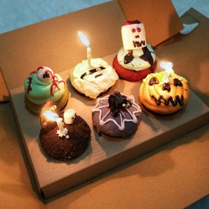 Cutest Halloween Cupcakes from @kampoengroti to celebrate my b'day. I always love their Halloween Themed cupcakes 😍😍...Iya, beli sendiri, niup sendiri wkwkekwk. Mandirii. #ClozetteID #halloween #halloweencupcake #cupcake #dessert #cute