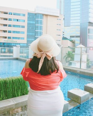 Big girl, big dreams, and the big city. See?? Big is not that bad. #clozetteid #ootd #ootdbigsize #ootdbigsizeindo #fashion #cute #ootdplussize #ootdcurvy #ootdplussizeindo #ootdbigsizeindo #curvy #blogger #bblogger #beautyblogger #surabayabeautyblogger #sbybeautyblogger #curvygirl #plussize #bigbossbabes#bodypositive #celebratemysize #ootdindonesia #ootdindo #curvystyleideasid#influencersurabaya #beautyhasnosize #missbbwindonesia #ootdredhacs #redhacsmixnmatch