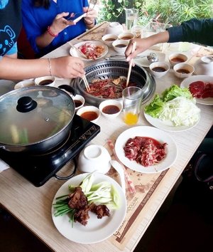 Tangan tangan sibuk wanita pemakan segala. .
.
.
.
.
.
.
#food #foodies #foodie #sukiyaki #shabushabu #kulinersby #kulinersurabaya #meat #🍖 #yummy #ClozetteID