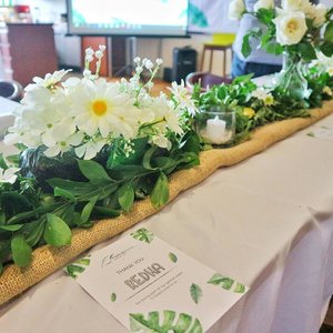 Another throwback from our event with Naavagreen few days ago. Such a beautiful table setting by @lucretiadecoration
Thank you so much!! 🌿🍀🌾🍃🌻🌻🌱
#decoration #rusticdecoration #tablesetting #flowerdecor #tablesettingsurabaya #surabayadecor #clozetteid #beauty #fashion #beautyblogger #beauty #indonesian #bblogger #instamakeup #instabeautyeyr #beautybloggerid #beautybloggersurabaya #surabayabeautyblogger
#indonesian #beautyevent #beautygathering #beautyclinic #bloggergathering #eventsurabaya