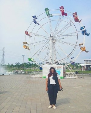 Round and round~~ The ferris wheel and me. 
That time I realize that there's something rounder than me. .
.
Again, taken by the one and only @dimsam95 ❤
#ootd #ootdbigsize #ootdbigsizeindo #fashion #cute #ootdplussize #ootdcurvy #curvy #clozetteid #oneposecafe #blogger #bblogger #beautyblogger #surabayabeautyblogger #sbybeautyblogger