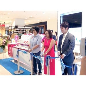 Congratulation @laneigeid for the opening of G5 counter at Sogo Tunjungan Plaza 4. This their second counter in Indonesia. 🎉🎉🎉🎉
They have their wide range collection of skincare and makeup. Obviously, you can find Laneige best sellers products! They even have some tester of the products that haven't officially launch in Indonesia. Also don't forget to try their beauty mirror app!! #laneigeindonesia #eventsurabaya #latepost #laneige #bloggerevent #bloggergathering #koreanskincare #clozetteid #koreanmakeup #makeupjunkie #beautylovers #beautyblogger #bblogger #blogger