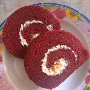 Velissa Red Velvet Roll Cake.
Creese and cream filling. 
Rp. 28.000/roll panjang bukan per slice (kalo gak salah inget)
#foodstagram #foodporn #rollcake #cake #redvelvet #ClozetteID #foodie #yummy #kulinersby #kulinersurabaya