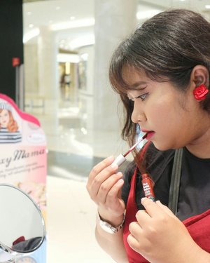 Just me having a playdate at @thebalmid Sogo Pakuwon Mall counter while watching @deuxcarls having a live makeup tutorial. It's soo pretttttyyy. Please do my makeup next time Louie 😂😂#ClozetteID #makeup #fashion #makeupjunkie #makeover #ClozetteID #beautyblogger #beauty #indonesian #bblogger #instamakeup #instabeautyeyr #beautybloggerid #beautybloggersurabaya #surabayabeautyblogger#indonesian #eventsurabaya