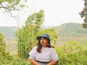 Udah gatau mau pose gimana tapi tukang jepret @pramagisti gak mau berhenti moto karena objek cantik alami yg sedang bersatu dengan alam. ..#ootd #ootdbigsize #ootdbigsizeindo #fashion #cute #ootdplussize #ootdcurvy #ootdplussizeindo #ootdbigsizeindo #curvy #clozetteid #blogger #bblogger #beautyblogger #surabayabeautyblogger #sbybeautyblogger #curvygirl #plussize#bodypositive #celebratemysize #ootdindonesia #ootdindo #curvystyleideasid #influencersurabaya #beautyhasnosize #missbbwindonesia #ootdredhacs #redhacsmixnmatch