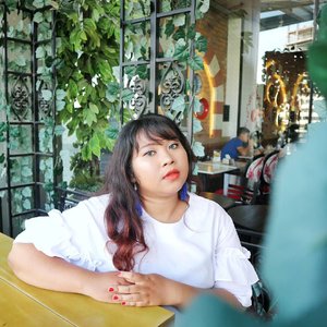 When your earring is mathcy mathcy with the person in the background. .
.
Did you notice the cute ruffles on my arm? I'm wearing Carisa Blouse in White by @bodybigsize .
.
#ootd #ootdbigsize #ootdbigsizeindo #fashion #cute #ootdplussize #ootdcurvy #ootdplussizeindo #ootdbigsizeindo #curvy #clozetteid #blogger #bblogger #beautyblogger #surabayabeautyblogger #sbybeautyblogger #curvygirl #plussize
#bodypositive #celebratemysize #ootdindonesia #ootdindo #curvystyleideasid
 #endorsement #endorsementid #endorsementindo #endorsersby #influencersurabaya #beautyhasnosize
