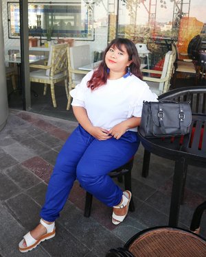 Who said you can't get comfortable and stylish at the same time?
.
.
Got this super comfy royal blue jogger pants from @fun.idshop they have so many sizes and styles you can choose.
.
.
#ootd #ootdbigsize #ootdbigsizeindo #fashion #cute #ootdplussize #ootdcurvy #ootdplussizeindo #ootdbigsizeindo #curvy #clozetteid #blogger #bblogger #beautyblogger #surabayabeautyblogger #sbybeautyblogger #curvygirl #plussize
#bodypositive #celebratemysize #ootdindonesia #ootdindo #curvystyleideasid
 #endorsement #endorsementid #endorsementindo #endorsersby #influencersurabaya #beautyhasnosize