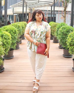 Fall is coming but summer is endless in Indonesia. So, there is nothing wrong with summer outfit all year around. My newest favorite top from @lgcolletion The design is very versatile. You can wear it for casual or semi formal like this. A very cozy office wear on a humid day.#ootd #ootdbigsize #ootdbigsizeindo #fashion #cute #ootdplussize #ootdcurvy #ootdplussizeindo #ootdbigsizeindo #curvy #clozetteid #blogger #endorsement #bblogger #beautyblogger #surabayabeautyblogger #sbybeautyblogger#bodypositive #celebratemysize #ootdindonesia #ootdindo #curvystyleideasid #summer  #celebratemysize #beautyhasnosize