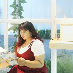 Nah, i'm just opening random magazine for a pose. 
Snapped by @dimsam95 after a long fight because idk how to pose 😂😂 #ootd #ootdbigsize #ootdbigsizeindo #fashion #cute #ootdplussize #ootdcurvy #ootdplussizeindo #ootdbigsizeindo #curvy #clozetteid #blogger #bblogger #beautyblogger #surabayabeautyblogger #sbybeautyblogger #curvygirl #plussize
#bodypositive #celebratemysize #ootdindonesia #ootdindo #curvystyleideasid #summer  #celebratemysize #beautyhasnosize