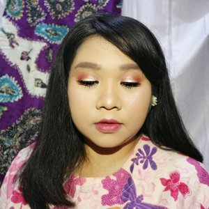 Just your ordinary warm eye look. 
I’m using: 
Beauty Creation Tease Me palette from @ivabeaute.id .
@nyxcosmetics_indonesia Total Control Mesh Cushion Foundation in Classic Chesnut. 
@venuscosmeticind Loose Powder in Invisible.
@byscosmetics_id Highlighting Trio (mixed)
@jordana_cosmetics Blush
@mobcosmetic Eyebrow Definer
But sorry, i completely forgot what lippie I used for this look. 😢
Last but not least, @wulan_lestari82 Glam 15 lashes. Its currently out of stock tho 😭
#potrait #beautyshoot
#ClozetteID #beautyblogger #beauty  #indonesian #bblogger  #instamakeup  #instabeauty #beautybloggerid #beautybloggersurabaya #surabayabeautyblogger