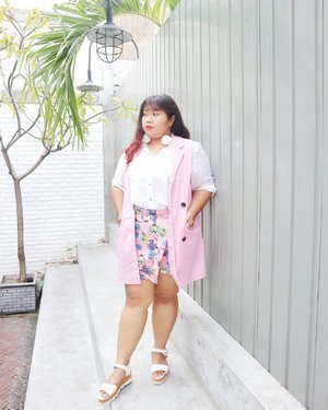 I hate pink. I wear pink on demand. ..Super cute oversized flower earrings from @debtique They made high quality handmade earrings, check them out. The owner is super friendly too. Love it!! Tap the pic for more info about my outfit. .Taken by Ratu @mgirl83 👑. #ootd #ootdbigsize #ootdbigsizeindo #fashion #cute #ootdplussize #ootdcurvy #ootdplussizeindo #ootdbigsizeindo #curvy #clozetteid #blogger #bblogger #beautyblogger #surabayabeautyblogger #sbybeautyblogger #curvygirl #plussize#bodypositive #celebratemysize #ootdindonesia #ootdindo #curvystyleideasid #endorsement #endorsementid #endorsementindo #endorsersby #influencersurabaya #summer  #celebratemysize #beautyhasnosize