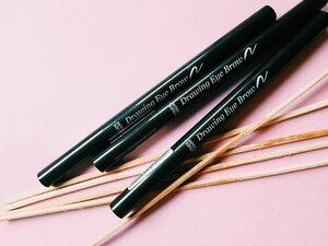 (Shanty Huang's Favorite)
Etude house drawing eye brow 
Pertama kali kenal langsung jatuh cinta dan sampai melalang buana di dunia peralisan 
pensil alis ini selalu jadi juara di hati aku

Hasilnya natural banget dan gampang banget buat di gunakan
Selain itu praktis ga perlu di serut karna di tinggal di puter aza
Harganya juga ramah di kantong

#shantyhuang #shantyhuangfavorite #shantyhuangreview #beautyblogger #beauty #blogger #bloggerceria #etudehouse #eyebrow #clozetteid #clozettedaily #instapic #instadaily