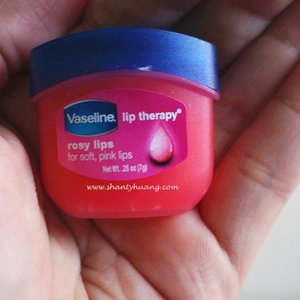 Hi…
Minum uda segalon tiap hari tapi bibir masih aza kering… atau bete pake lipstick tapi ada efek garis2 di bibir… itu artinya bibir kamu butuh perawatan ektra, dan ini ada produk andalan aku untuk perawatan bibir aku baca reviewnya 
http://www.shantyhuang.com/2015/04/review-vaseline-lip-therapy-rose-lips.html?m=1
Thanks ya @kireiskincare untuk produk ini… buat kalian yg tertarik bisa beli di @kireiskincare www.kireiskincare.com
#shantyhuang #endorse #endorseshanty #sponsorship #sponsored #vaseline #liptheraphy #rose #beauty #clozetteid #clozettedaily #instapicture