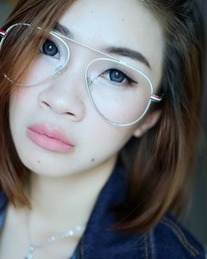 Fake Freckles + Freckles asli 😂😂😂 Standar cantik kulit wanita Asia itu wajah bebas fleks hitam mulus .. Jujur aku juga punya freckles aka flek di muka aza berasa galau banget.. #shantyhuang #beauty #beautyblogger #blogger #selfie #clozettedaily #clozetteid #instadaily #instagood