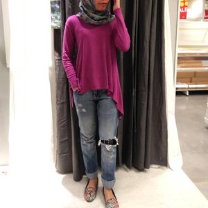 almost every jeans i have supposed to be man jeans, incl the one on the pic. because it longer and wider than woman jeans
.
#ootd #outfitoftheday #hijabi #hijabiandfab #hijabifashion #hijabblogger #blogger #clozetteid #clozette