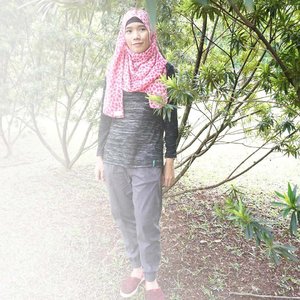 into the woods.
once upon a time, when @shofiyyah_id had photoshoot time in Universitas Indonesia😬
.
PS: i wearing hijab from @shofiyyah_id, go check it out🙏
.
#hijabi #hijabiblogger #hijabiandfab #clozette #clozetteid #bloggers #blog #blogger #lifestyle #life #lifestyleblogger