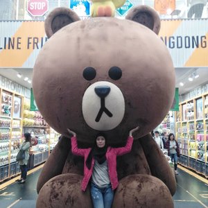 a mandatory place when you go to the myeongdong and using Line as your messaging app😊😀
.
#linefriends #lineapplication #linemessagingapp #brown #conny #jalanjalan #travellingblogger #travelblogger #travel #travelingtoseoul #travelling #myeongdong #seoul #clozetteid #clozette