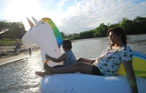 Kata siapa liburan di Bali harus mahal? 
Hari kita spending 40rb uda seneng 🤣🤣
Cuma bayar 5rb retribusi parkir + 25rb sewa ban unicorn + 10rb beli 2 aqua botol.. Pantainya sepi, rata2 masih warga lokal yg mainnya kesini. Bisa jadi alternative tempat nih buat yg pengen jalan2 murah ngajak anak. 
#unicorn #beach #bali #holiday #berawabeach #canggu #clozetteid