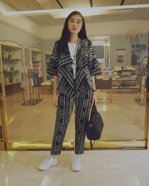 Supporting local product that 100% made in Indonesia on #JFW2019 day 4 by wore two sets tenun (outer and pants) from @de.etnicoproject via @qlapa 🇮🇩
-
#clozetteid #clozette #ads