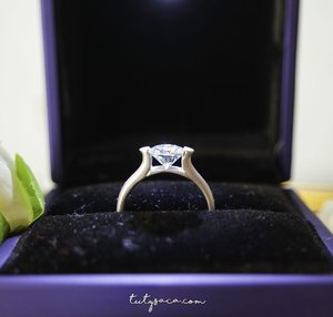 Lihat sayang, cincin ini begitu indah. Kilauan cahayanya sangat silau putih bersih, seputih ikhlas cintamu kepadaku. Dibelakangnya ada jerih payah, banting tulang, peluh kesah dan tetesan keringat. Ia menginginkan selalu yang terbaiklah yang diberikan kepada istrinya. #diamondring #showmeyourrings #ringsofinstagram #ringbling #finejewelry #jewelryaddict #shinebright #shinebrightlikediamond#vintagejewelry #jewelrylover #jewelryoftheday #engagementring #weddingring #romantic #bestgift #birthdaygift #bblogger #bbloggerid #clozetteid