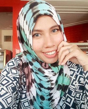 Just a little selfie before order pizza. #beautyblogger #beautybloggerid #indonesianbeautyblogger #clozetteid #makeup #makeuplook #motd #chichijab #hijabeauty