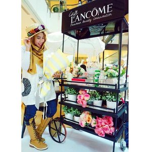 Feels like summer at @lancomeofficial #cafelancome #flowers #love #clozetteid #beautybloggerindonesia #beautyblogger #beautybloggerid #boots #fashion #rose