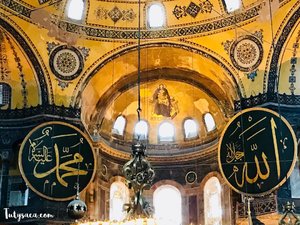 Hagia Sophia, the only place that you can see a paint of the virgin Mary which symbolizes the catolic religion is between by lafadz Allah SWT and Prophet Muhammad SAW which symbolizes islam religion. 
#hagiasophia #ayasofia #istanbul #bloggerbabes #happyholidays #muslimtravelers #bloggerstyle #bloggerperempuan #bloggerid #travelblogger #travelphotography #clozetteid #jalan2man #turkeytrip
