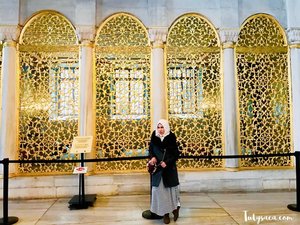Behind me is the place where you can read the Holy Al-qur’an. The windows are very beautiful. 
#muslimtravelers #hagiasophia #istanbul #turkeytrip #femaletraveler #ilovetravel #happyholidays #instatravel #jalan2man #clozetteid #indonesianblogger #bloggerstyle