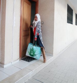 Grocery shopping outfit 😊😊😋 #beautyblogger #beautybloggerindonesia #indonesianbeautyblogger #bloggerstyle #bloggerslife #bloggerbabes #clozetteid #bloggerperempuan #funblogging #funblogger #blogger #chichijab #hijabstyle #hijabfashion #highboots #ootd #motd #stylefashion