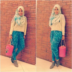 Jalan jalan santai.. Look my cute bag ! #hijaber #boots #heels #fuschia #bag #beautyblogger #clozetteid #clozette #ootd #ihb #ibb #fashion #hijabchic #chichijab